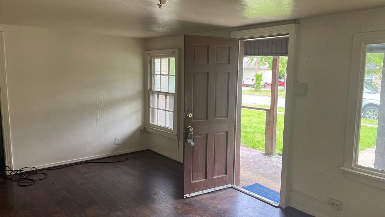 1501 Belcher St - Photo 3 of 11