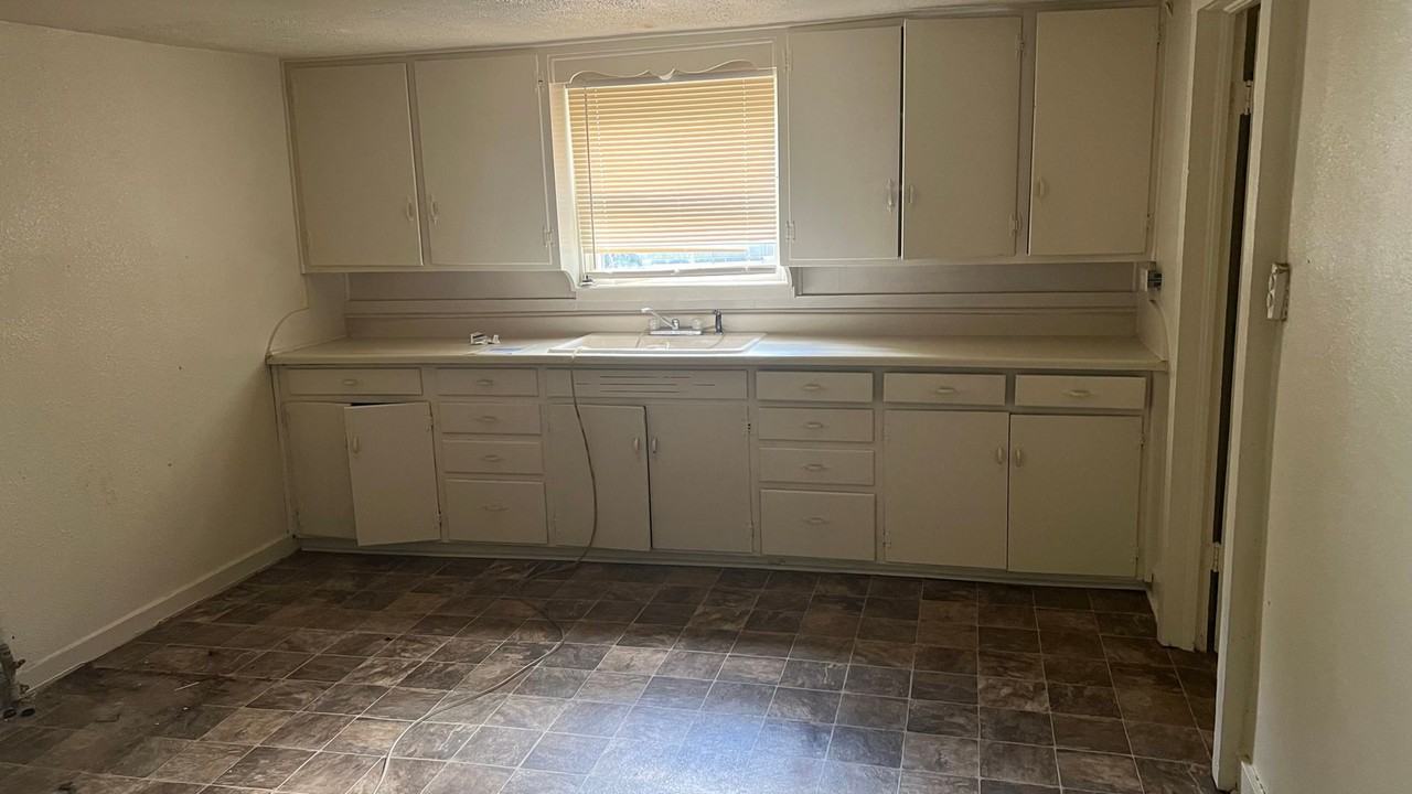 1501 Belcher St - Photo 4 of 11