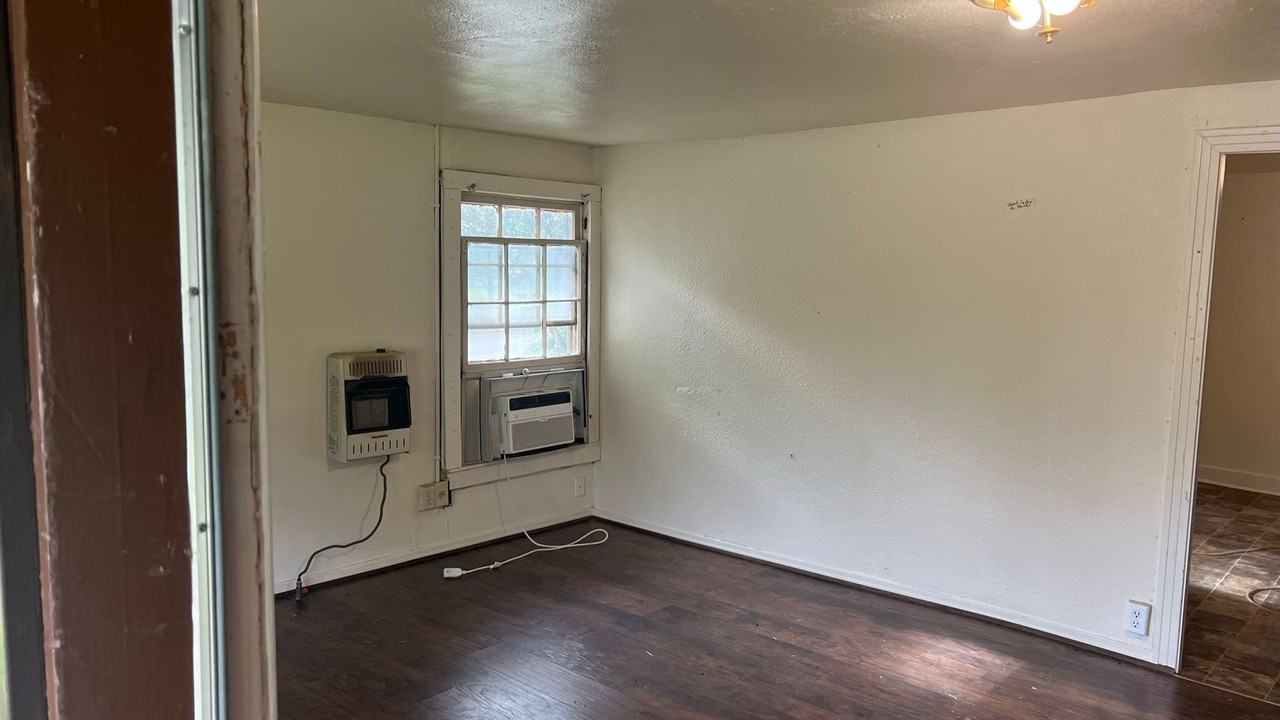 1501 Belcher St - Photo 6 of 11