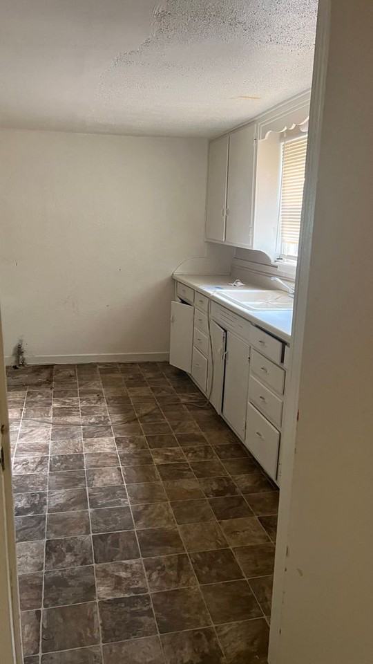 1501 Belcher St - Photo 7 of 11