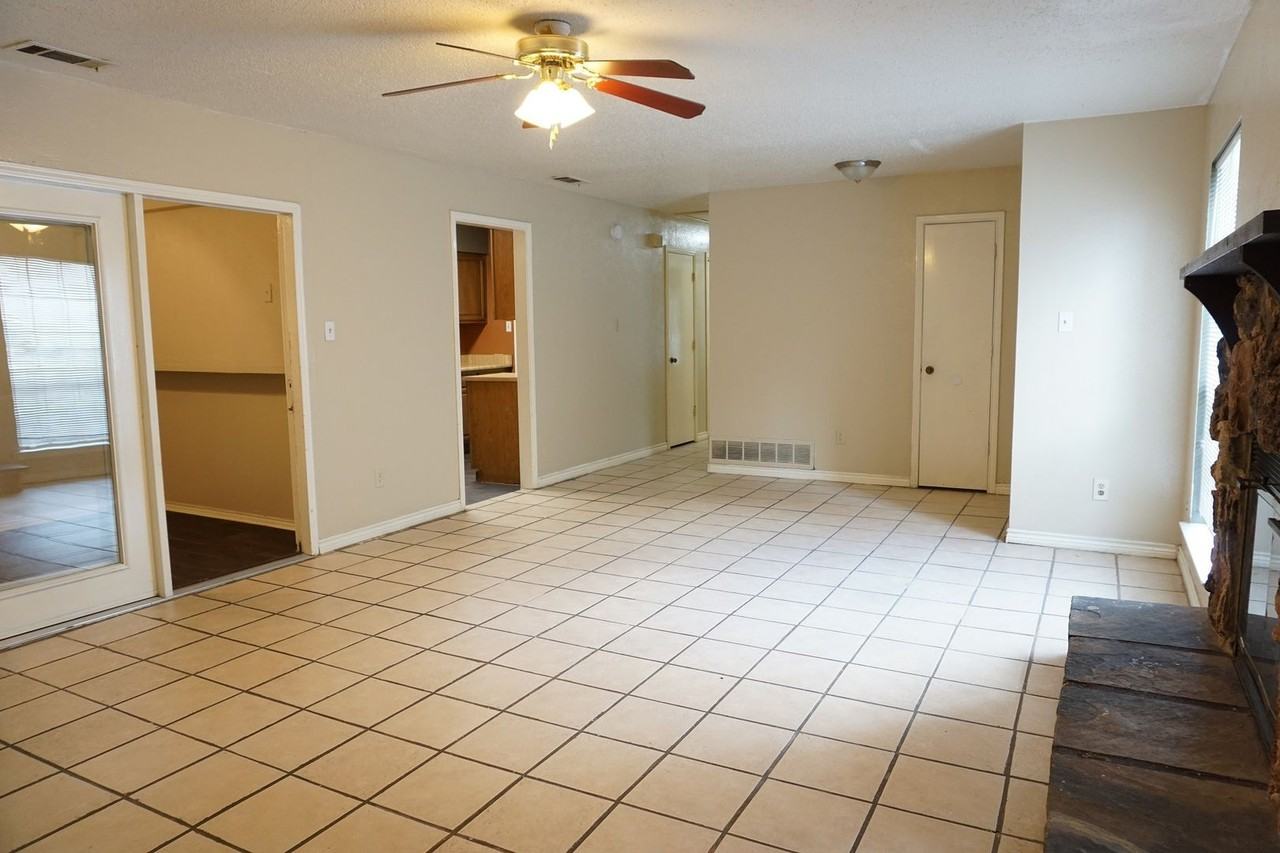 1827 Abshire Ln - Photo 4 of 16