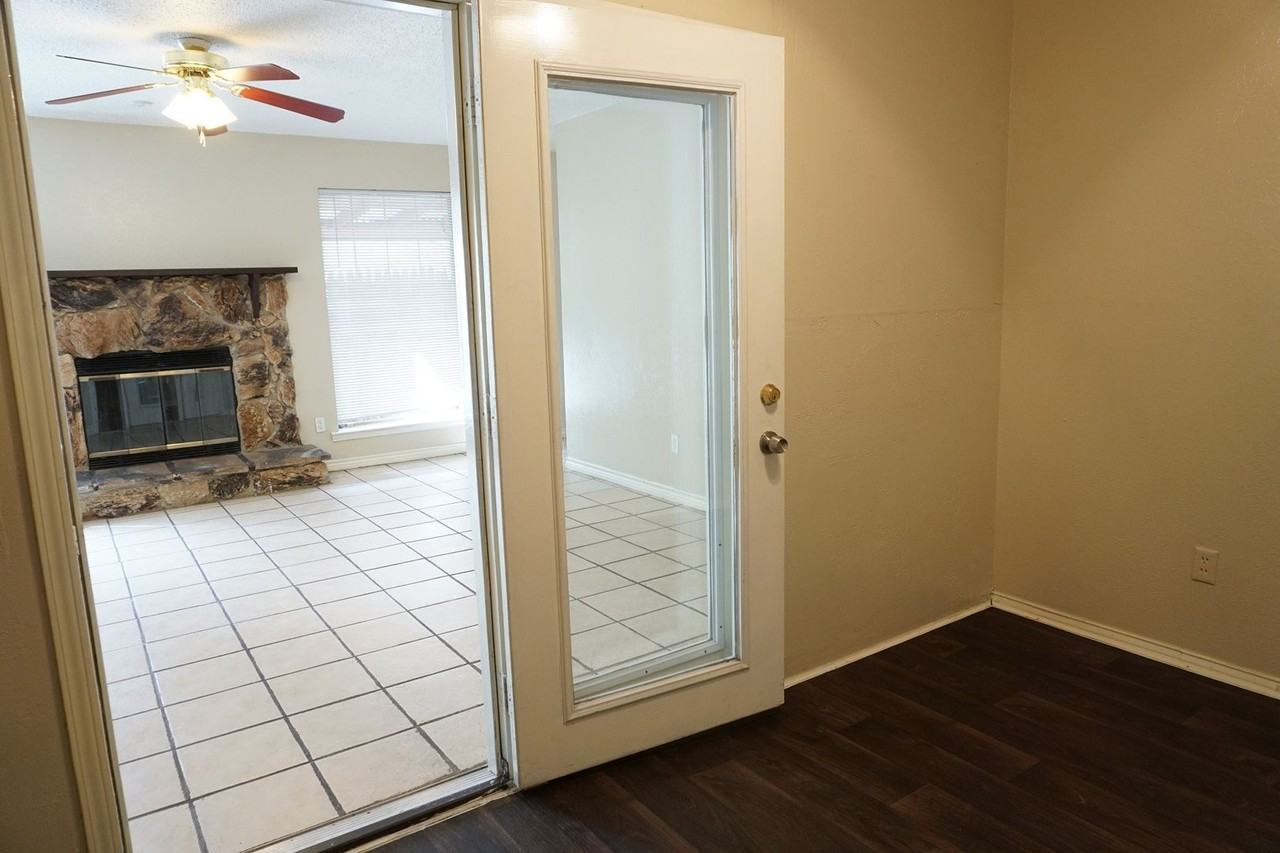 1827 Abshire Ln - Photo 6 of 16