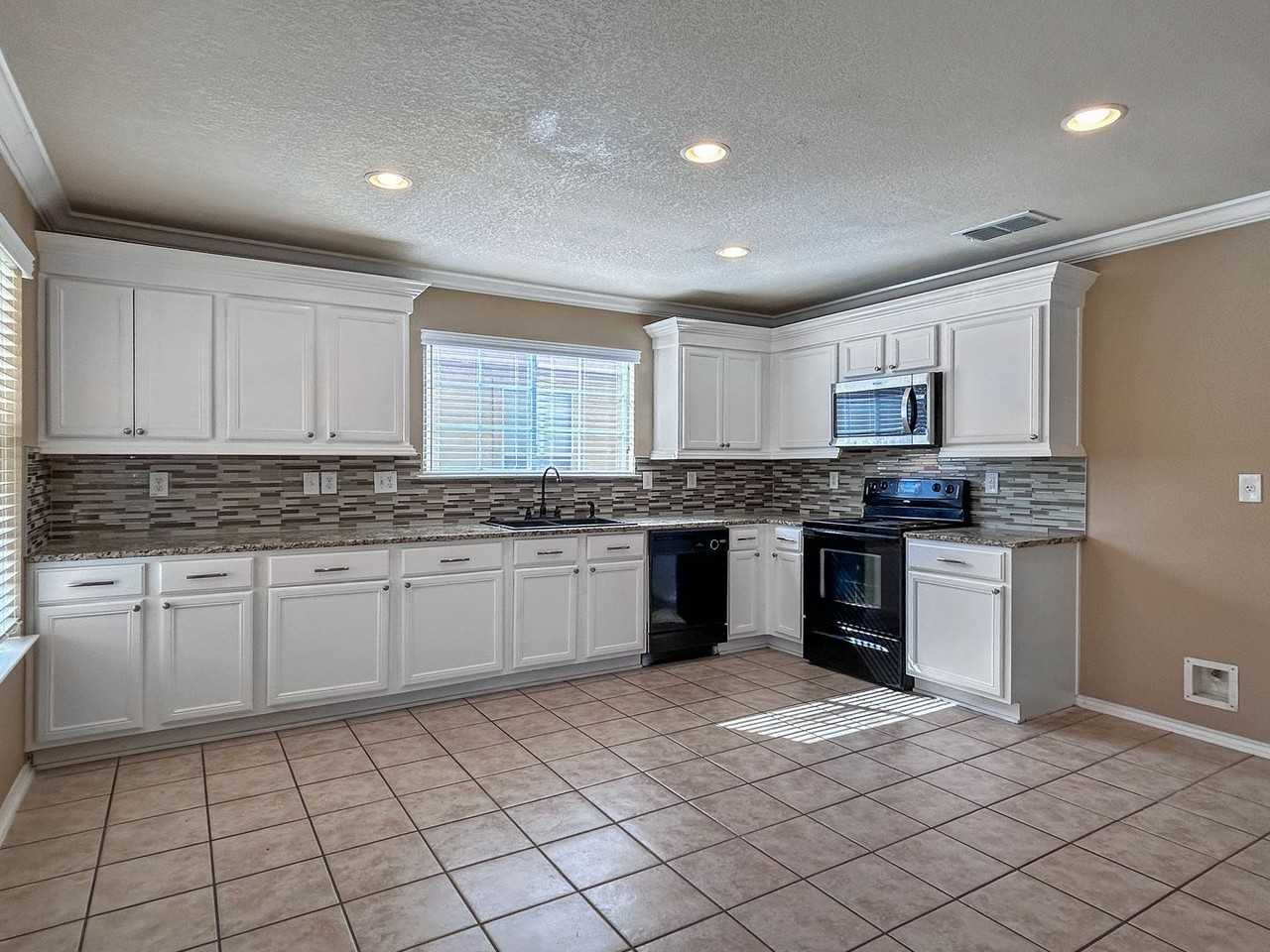 10204 Del Lago Ct - Photo 4 of 24