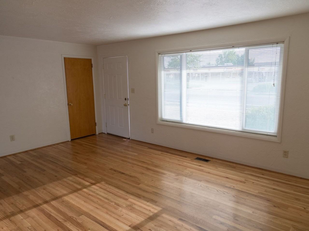 1930 Nw Kings Blvd - Photo 3 of 18