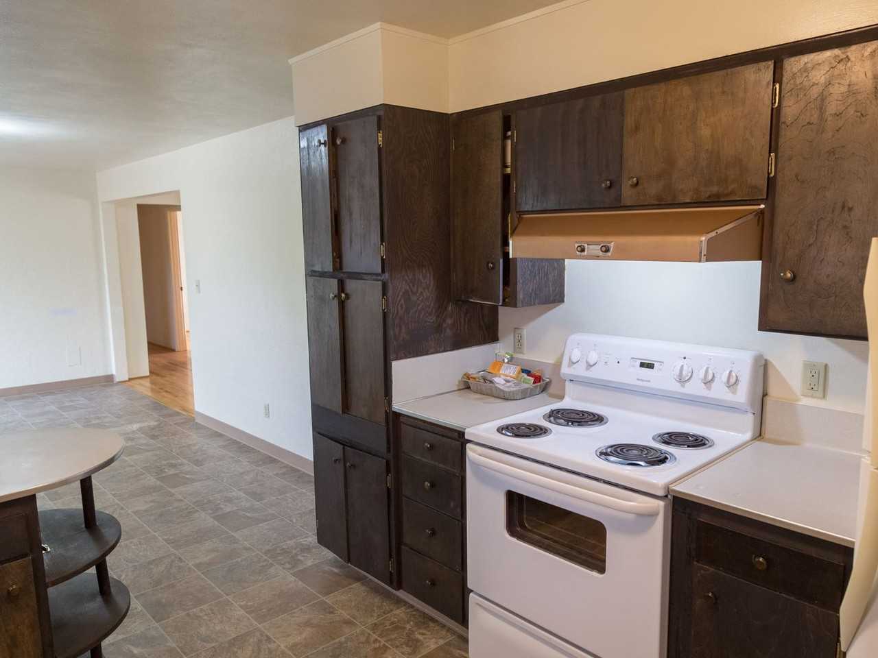 1930 Nw Kings Blvd - Photo 6 of 18