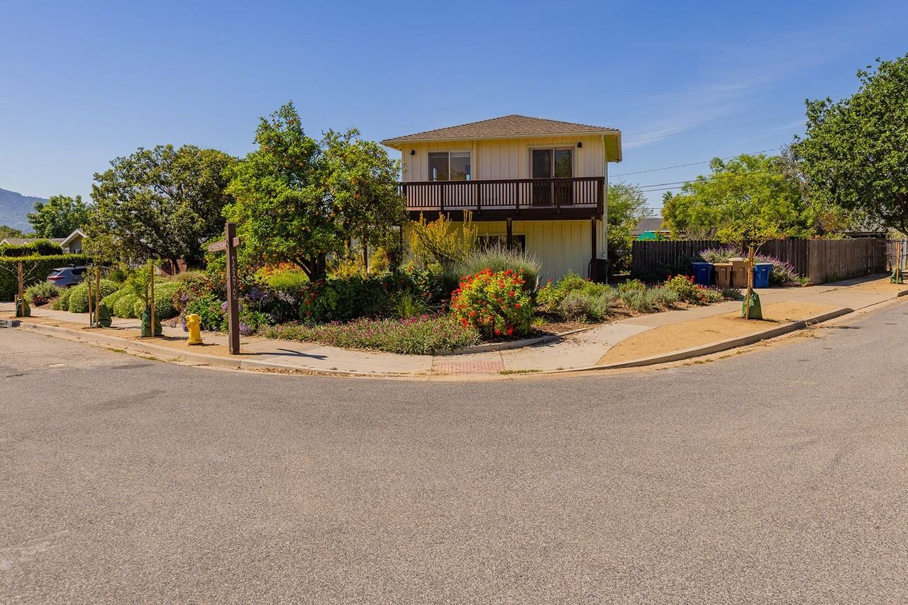 1121 Mercer Ave - Photo 4 of 21