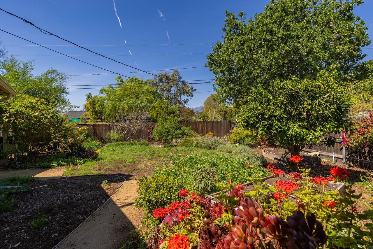 1121 Mercer Ave - Photo 5 of 21