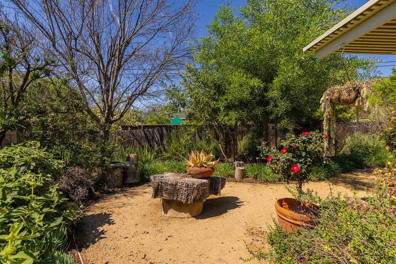 1121 Mercer Ave - Photo 7 of 21