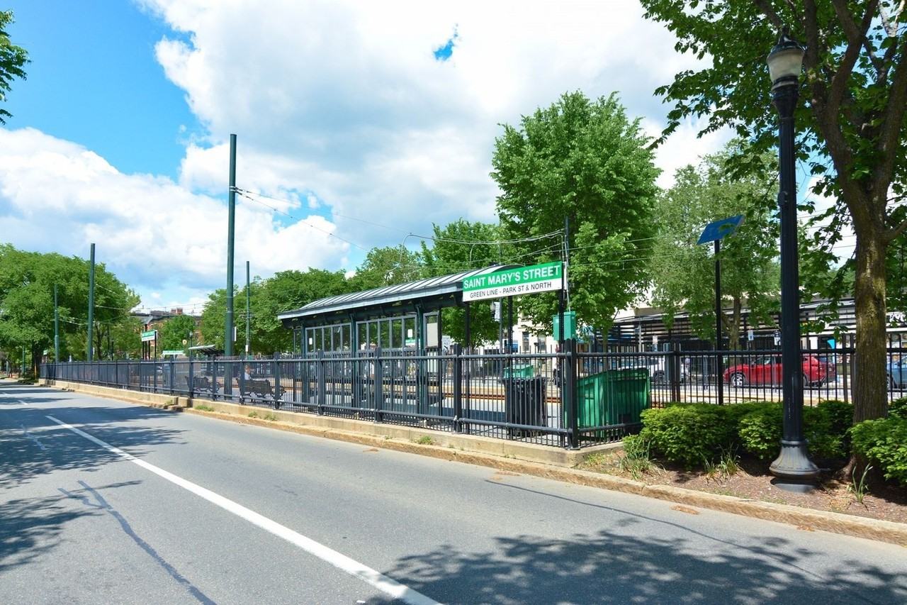 926 Beacon St - Photo 2 of 6