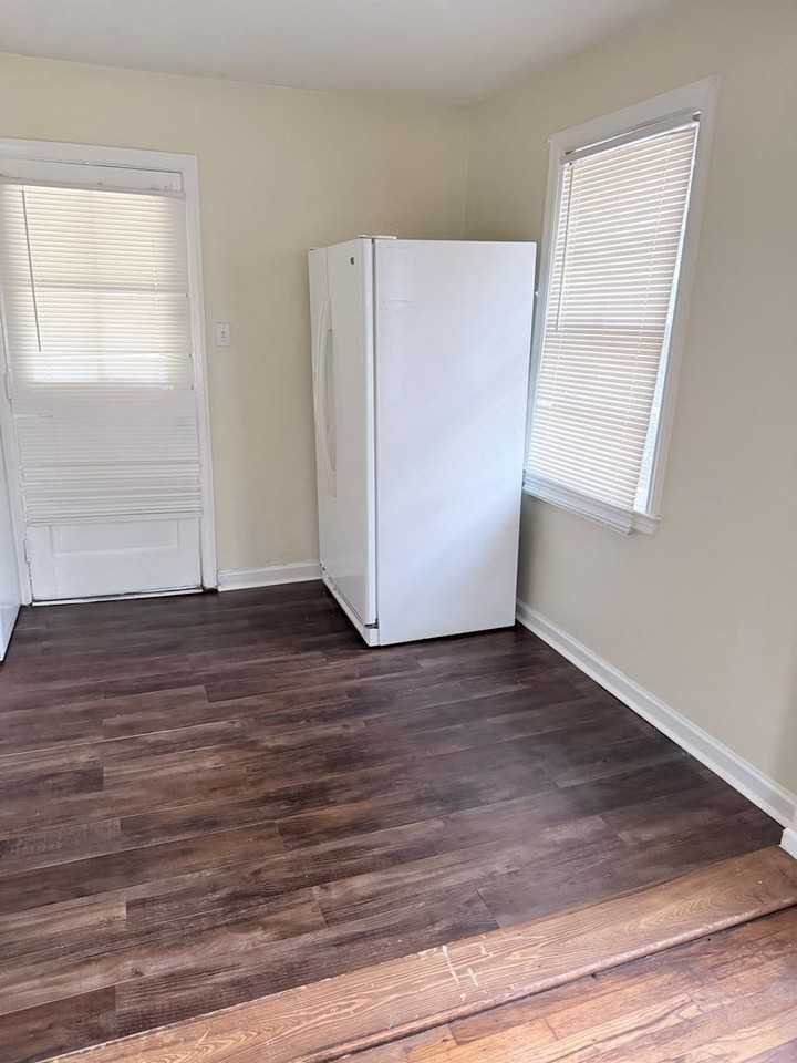 1207 De Renne Dr - Photo 2 of 8