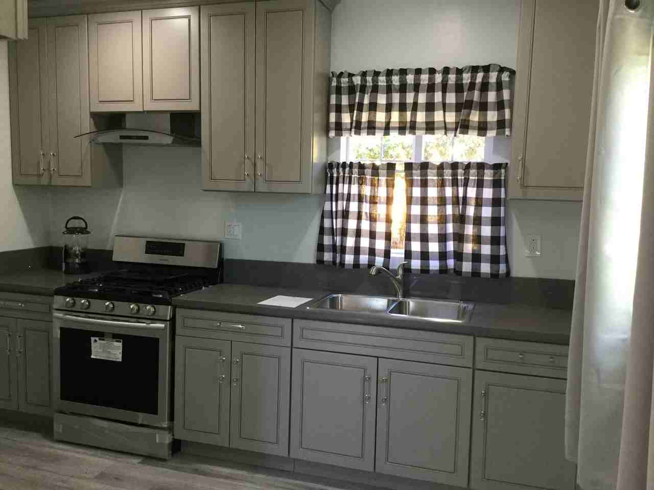 11703 Casimir Ave #B - Photo 7 of 17