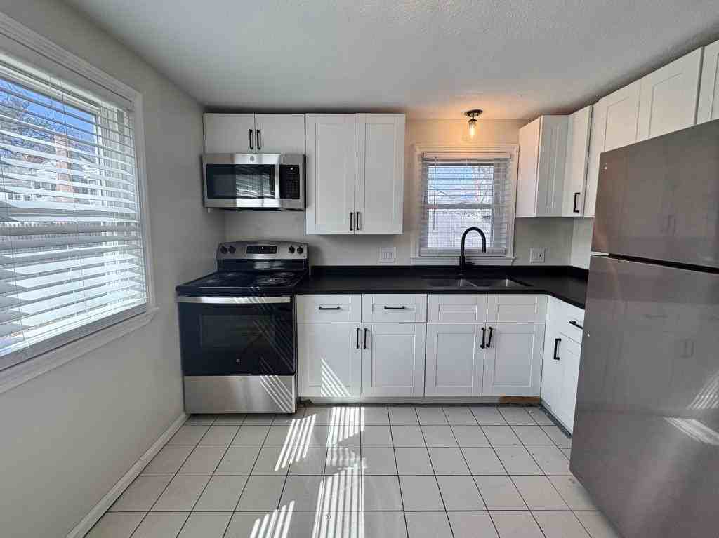 8 Tory Ct Apt D - Photo 6 of 13