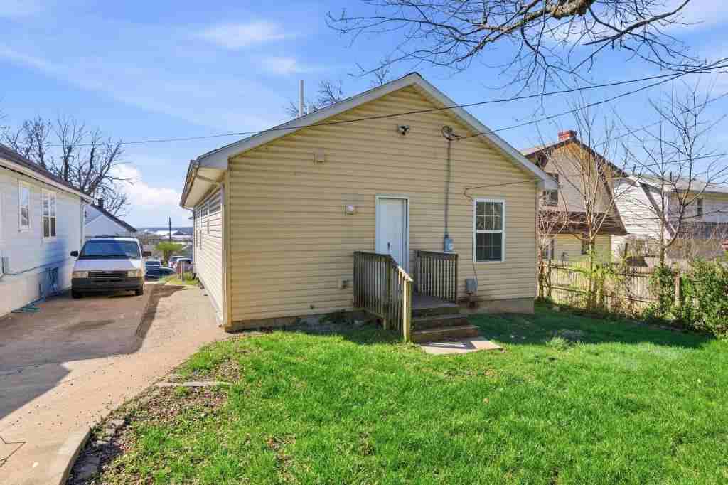 144 N Quentin Ave - Photo 4 of 23