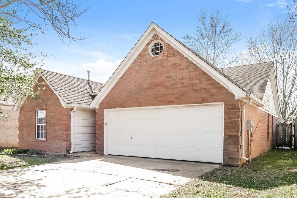 1651 Thomas St - Photo 3 of 16