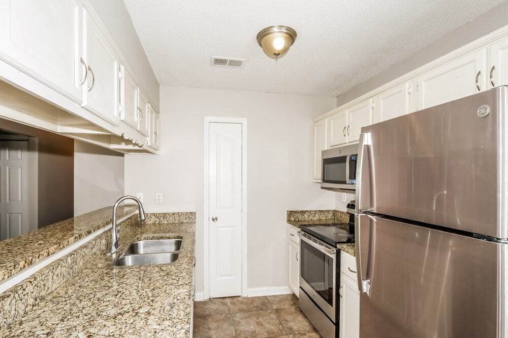 1651 Thomas St - Photo 7 of 16