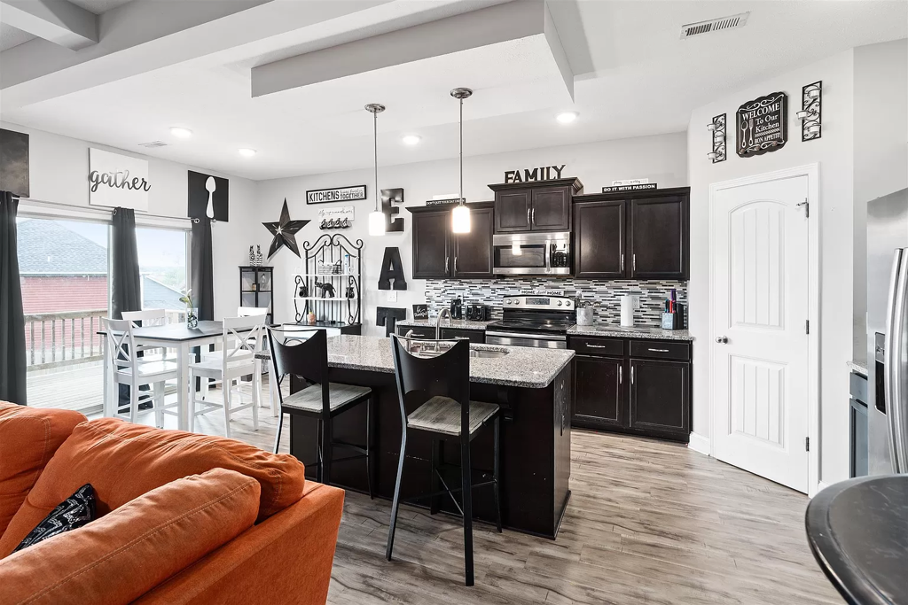 1182 Belvoir Ln - Photo 4 of 10