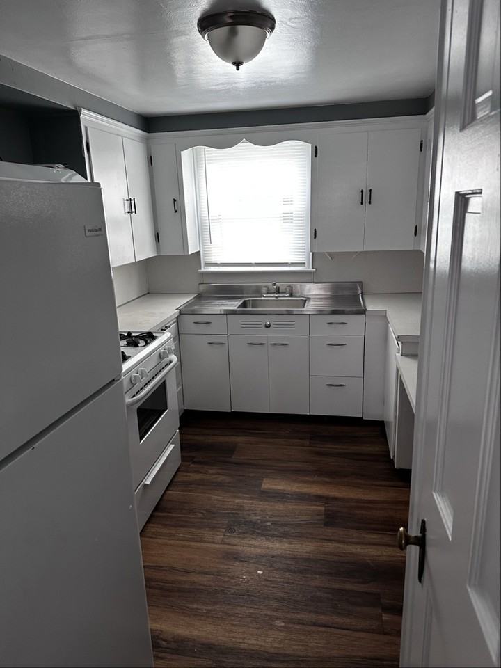 4245 Chester Dr - Photo 4 of 7