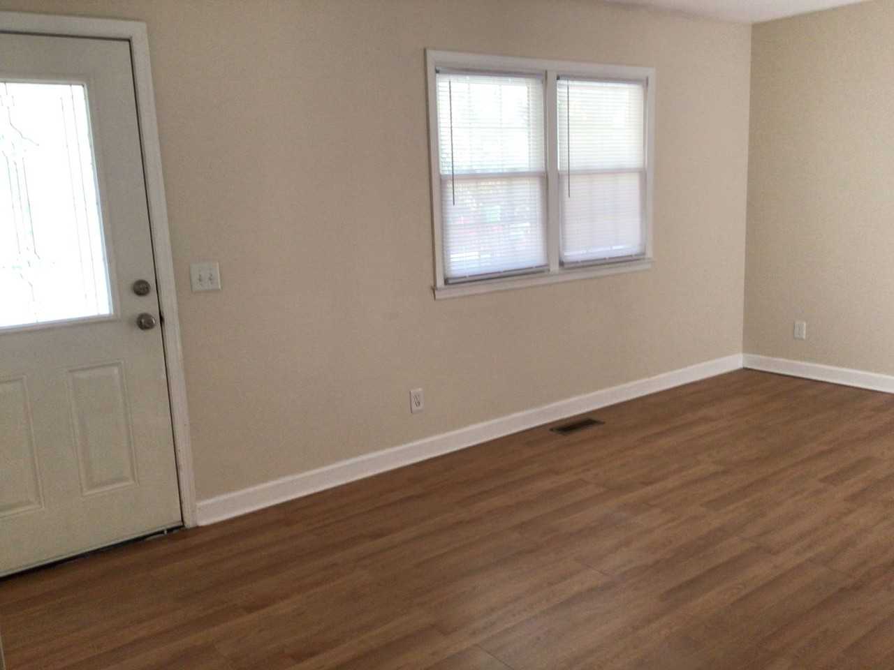 1005 Trollingwood Ln - Photo 3 of 10