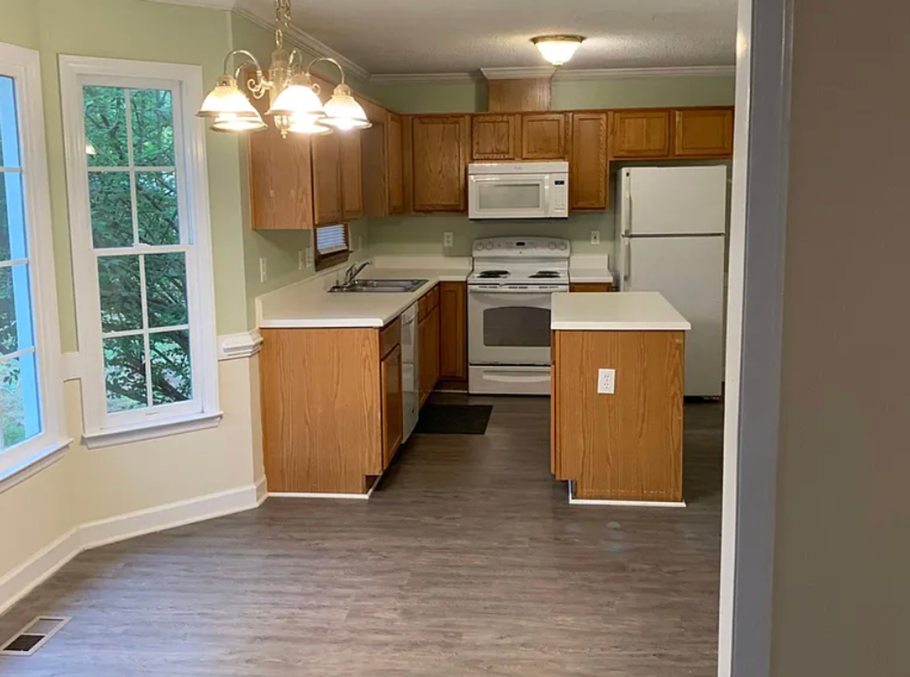 3212 Peachford Ln - Photo 4 of 11