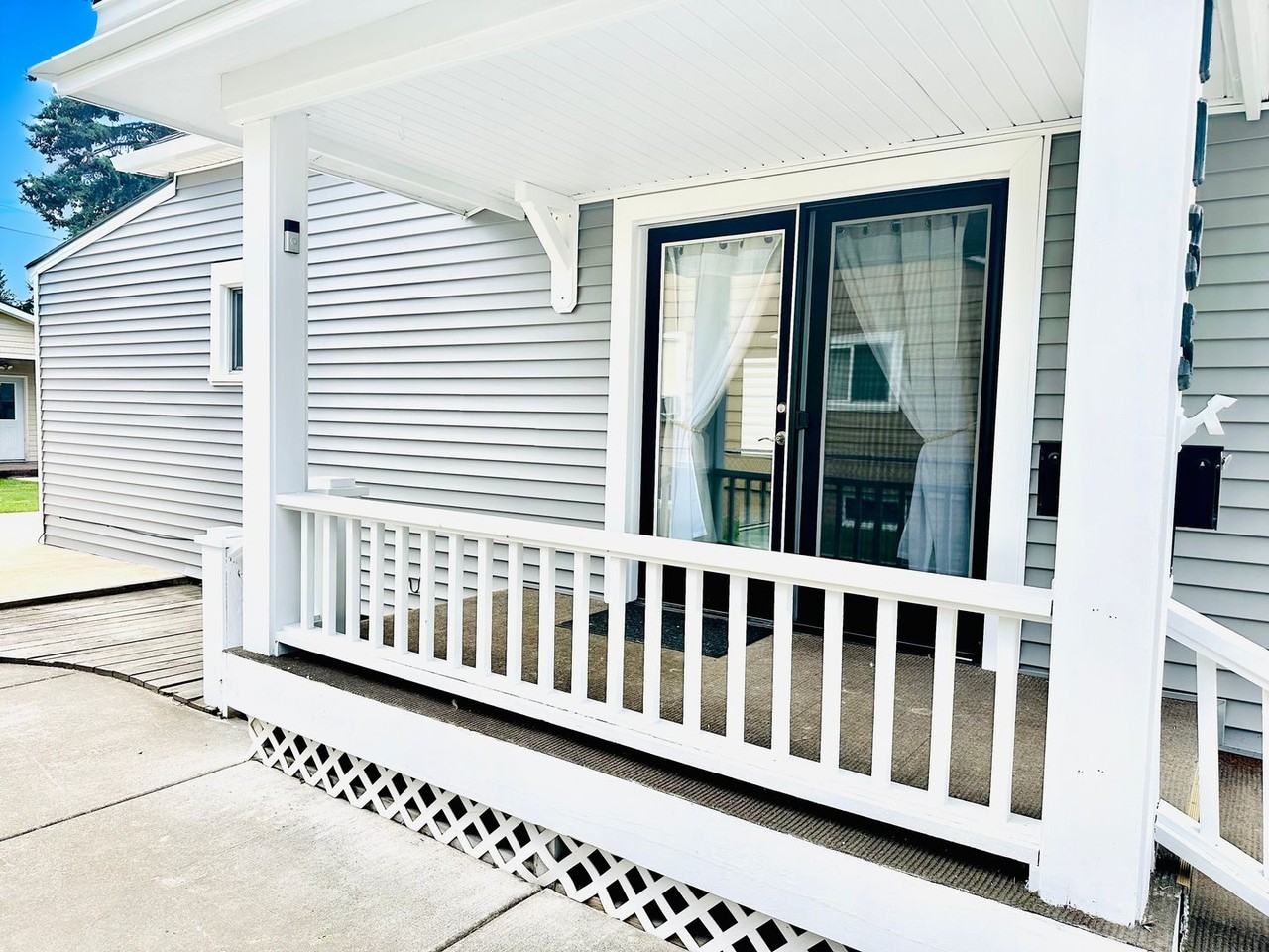 1135 3rd Ave W - Photo 4 of 40