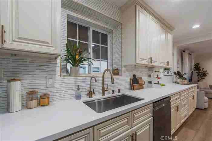 601 W Hillsdale St - Photo 3 of 10