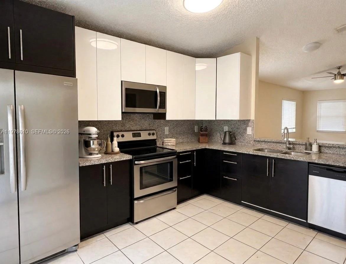 611 Nw 208th Cir - Photo 2 of 12