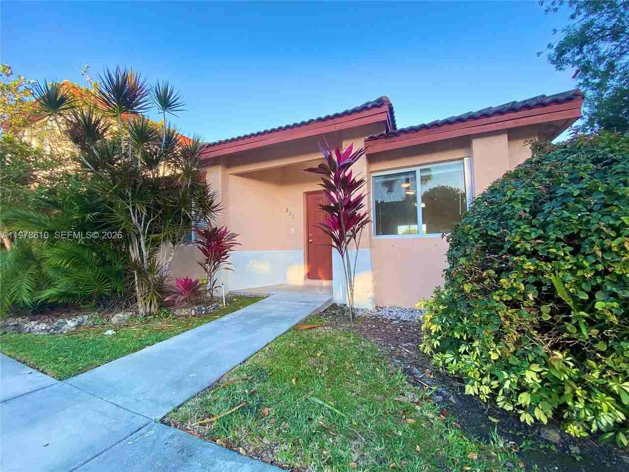 611 Nw 208th Cir - Photo 3 of 12