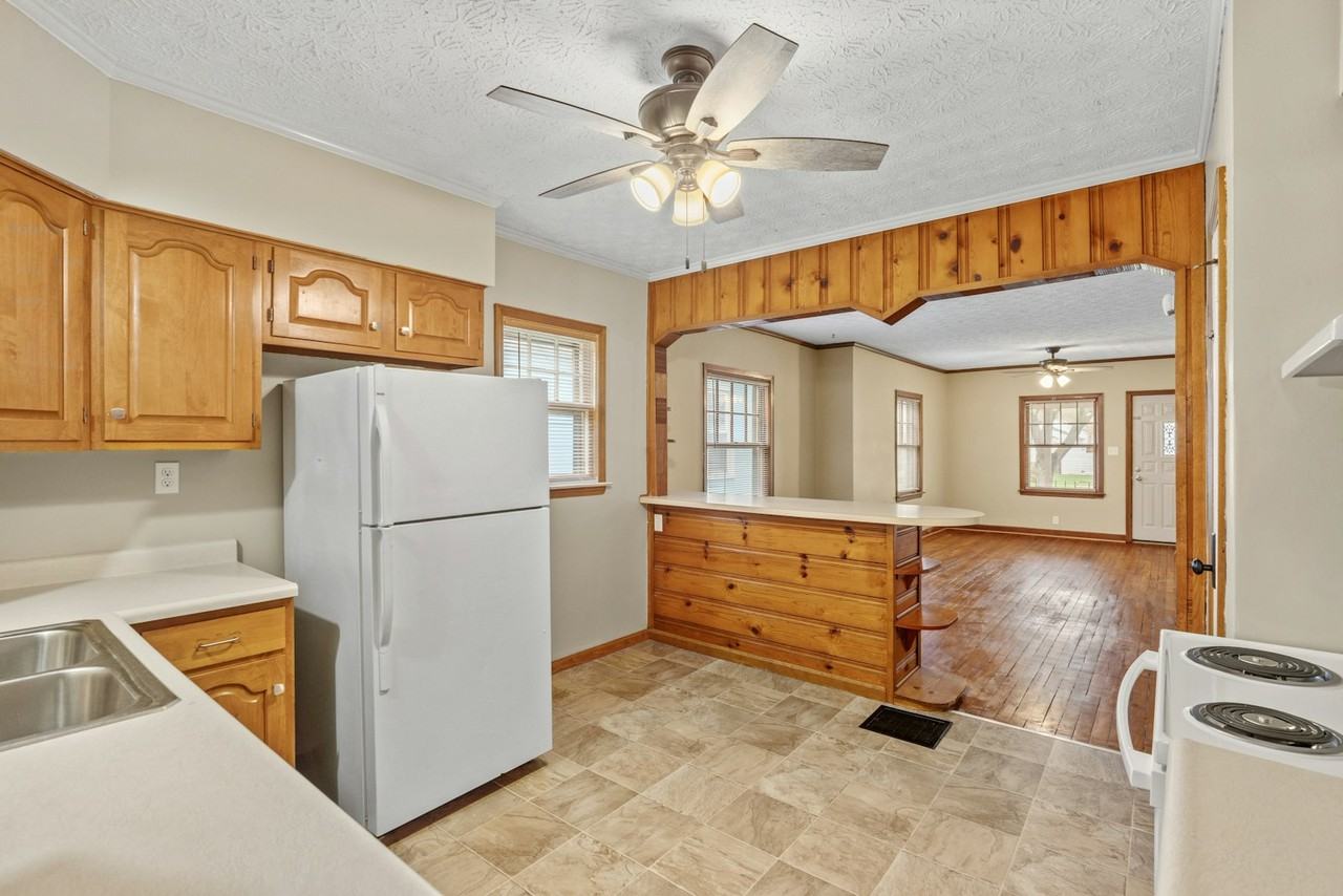 404 Miller Avenue - Photo 6 of 17