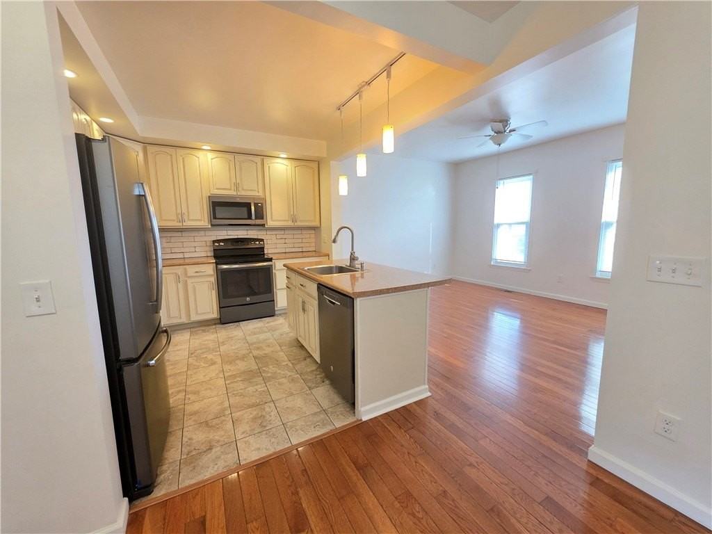 311 Woodview Ave Apt 101 - Photo 3 of 20