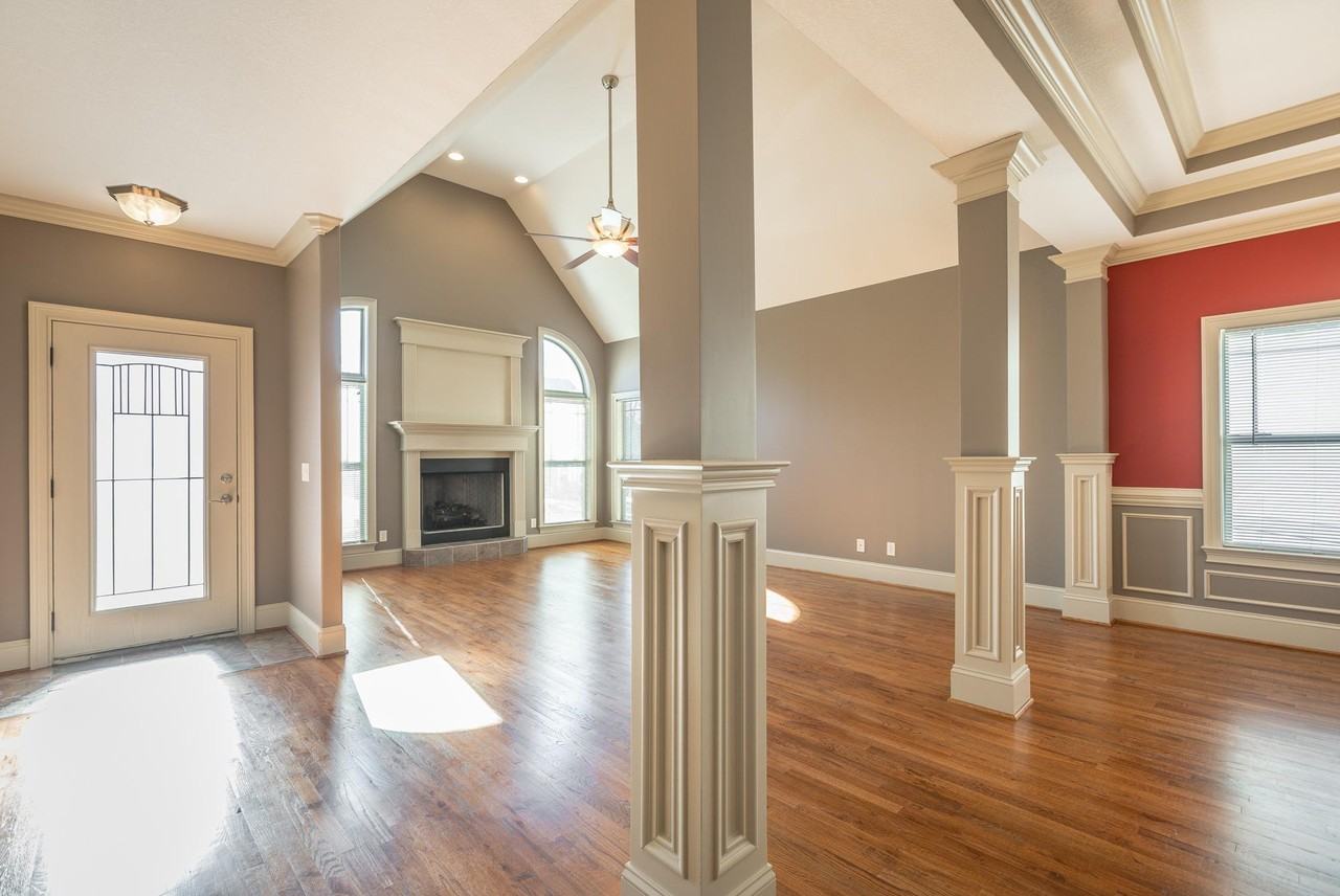 8385 Glenshire Ln - Photo 3 of 27