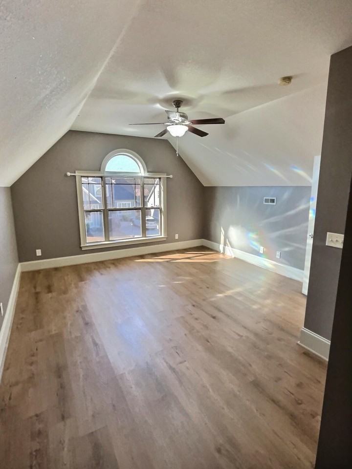 8385 Glenshire Ln - Photo 6 of 27