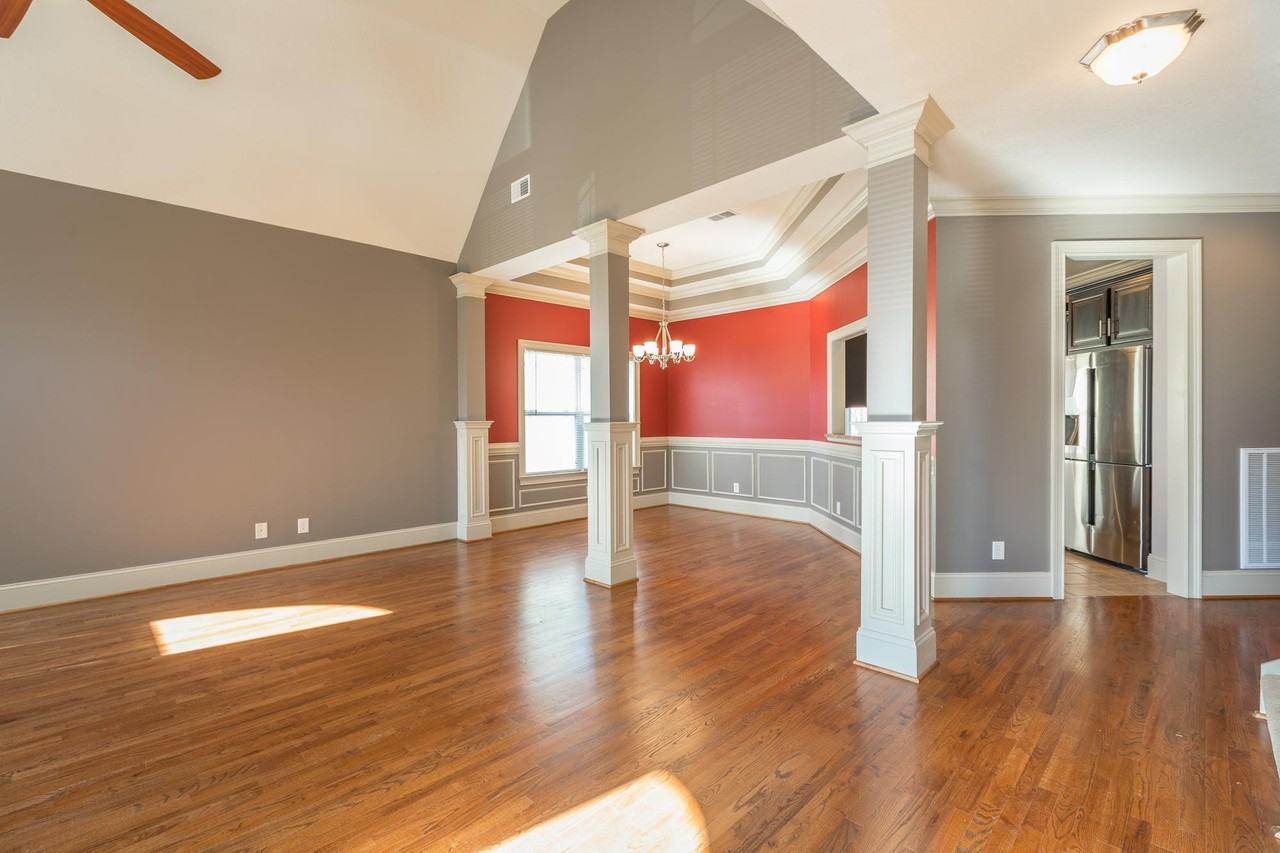 8385 Glenshire Ln - Photo 7 of 27