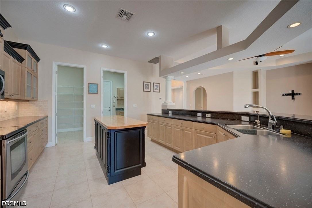 638 Parkdale Blvd - Photo 7 of 35