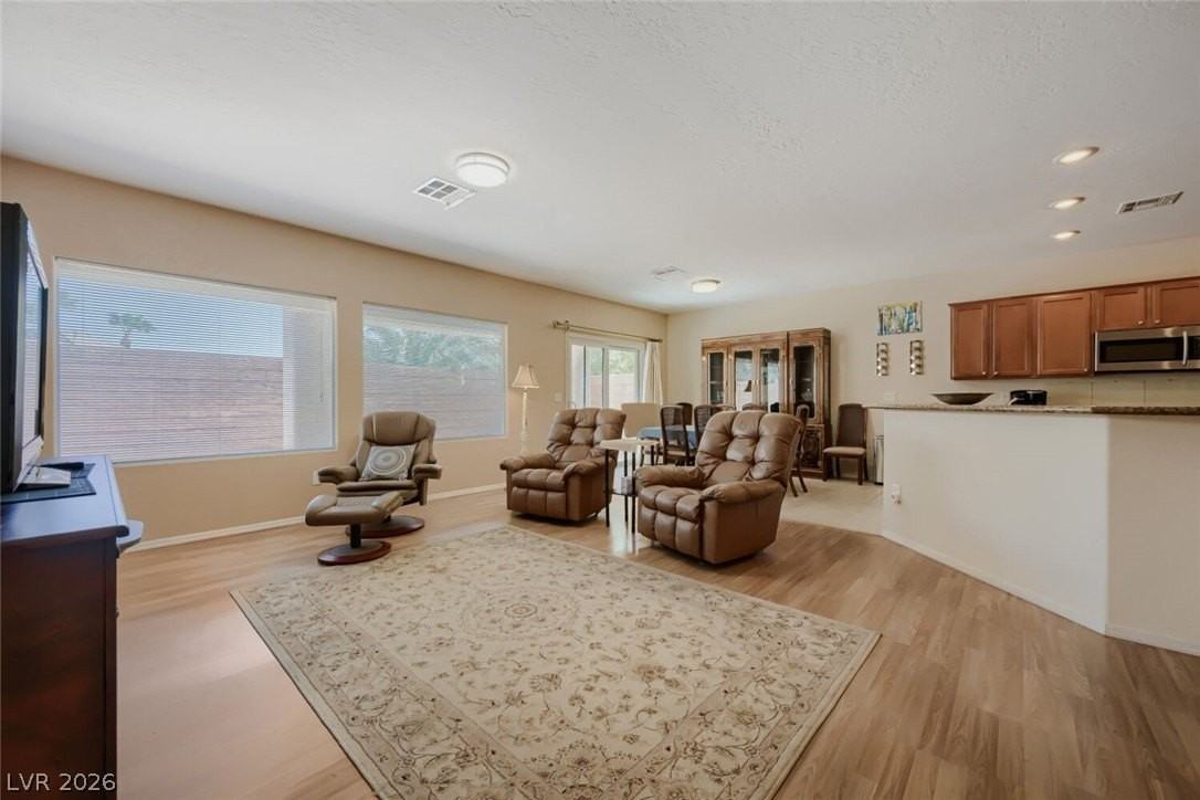 7536 Chaffinch St - Photo 3 of 46