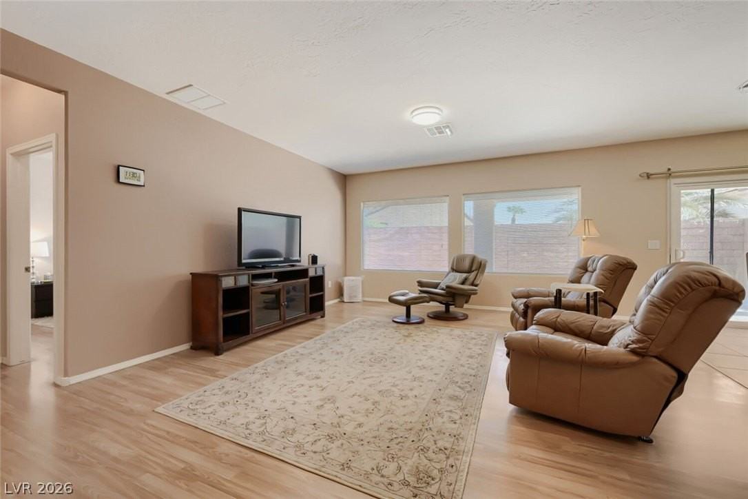 7536 Chaffinch St - Photo 5 of 46