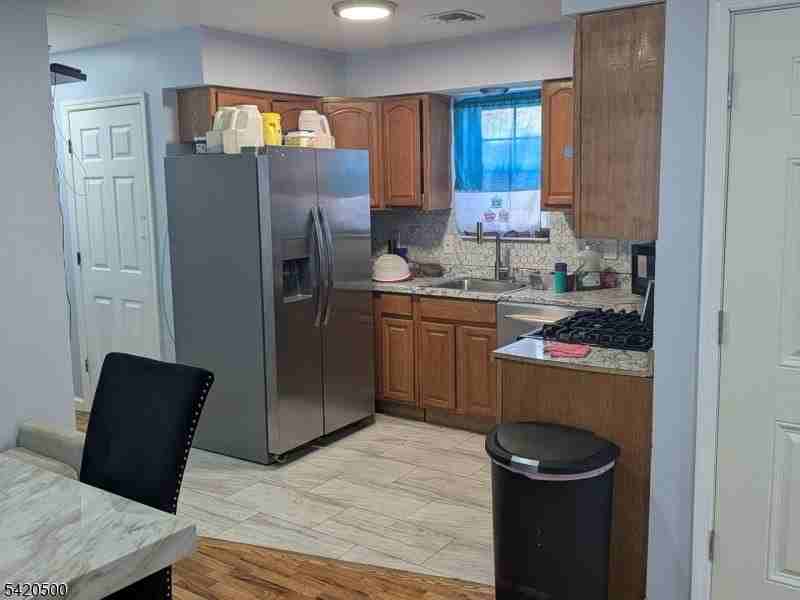 544 Court St - Photo 5 of 14