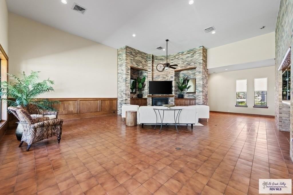 1301 Palm Valley Dr E - Photo 6 of 29