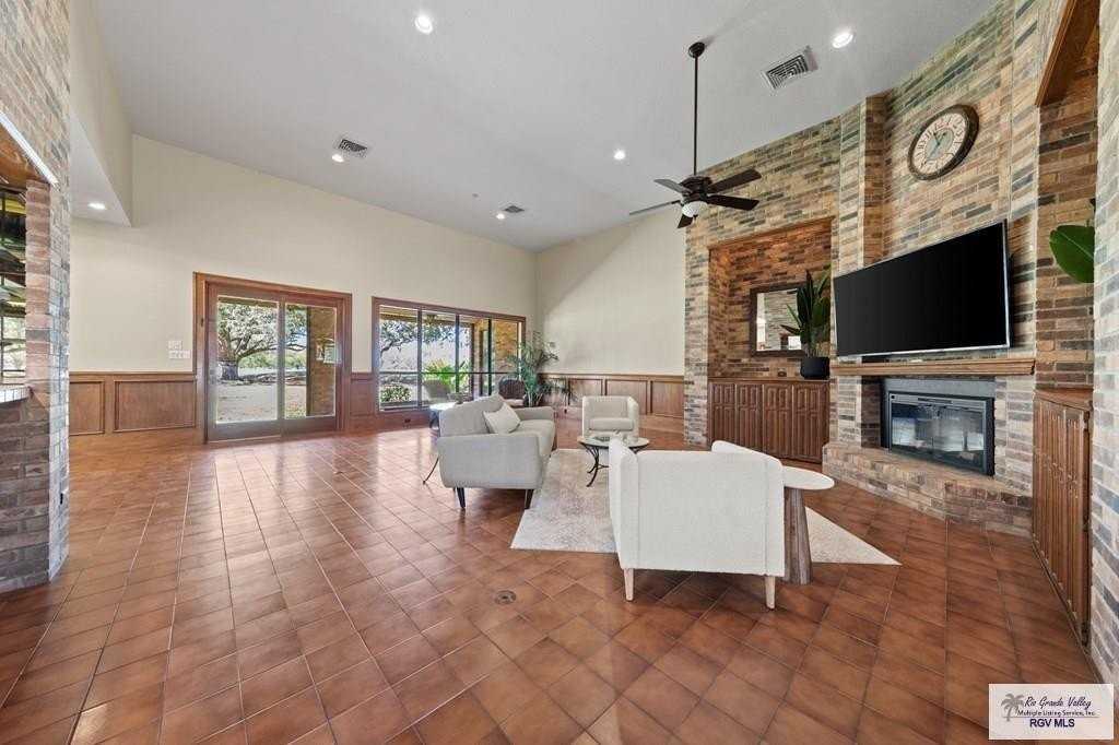 1301 Palm Valley Dr E - Photo 7 of 29