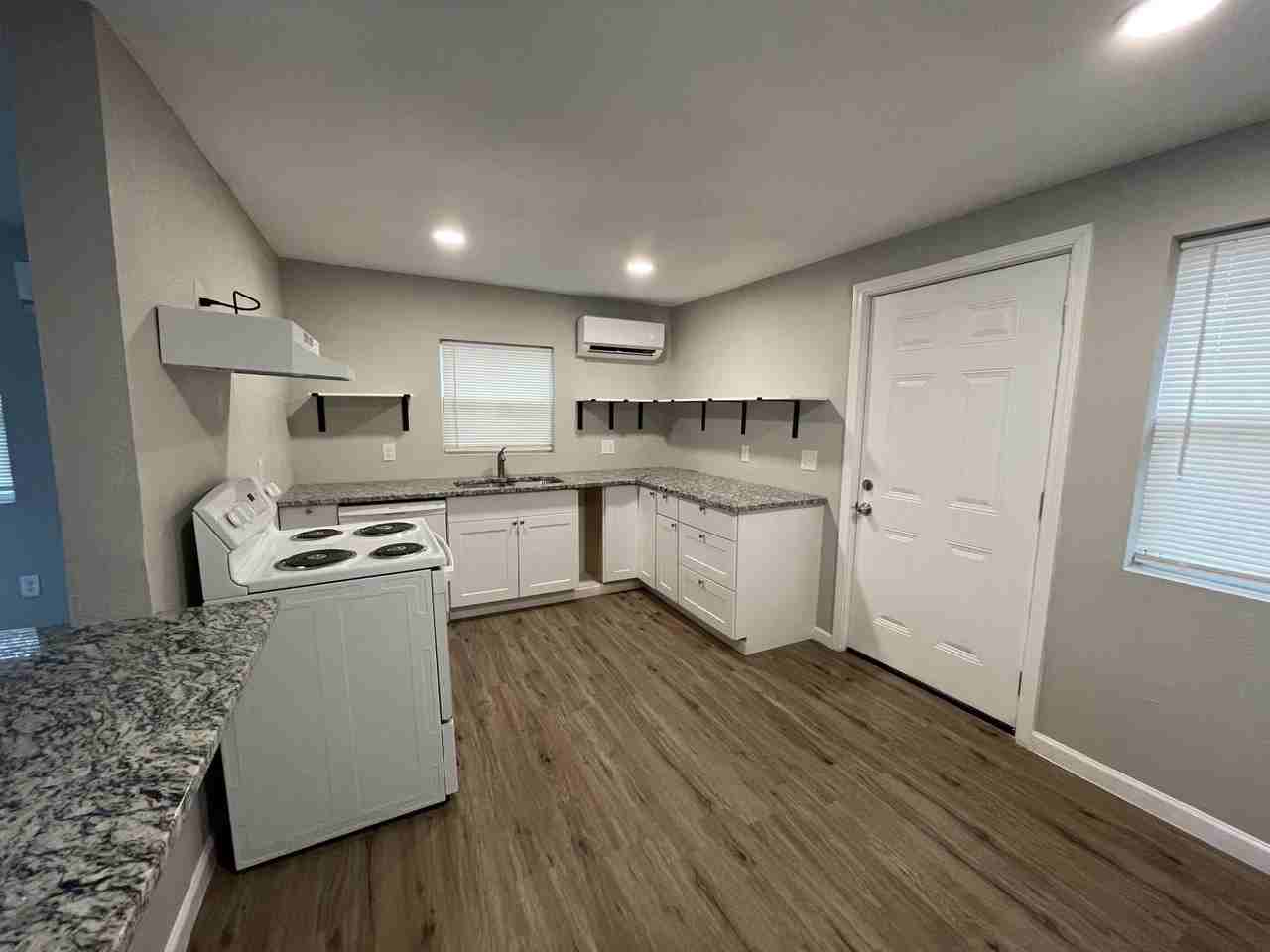 809 S Pierce St - Photo 2 of 7