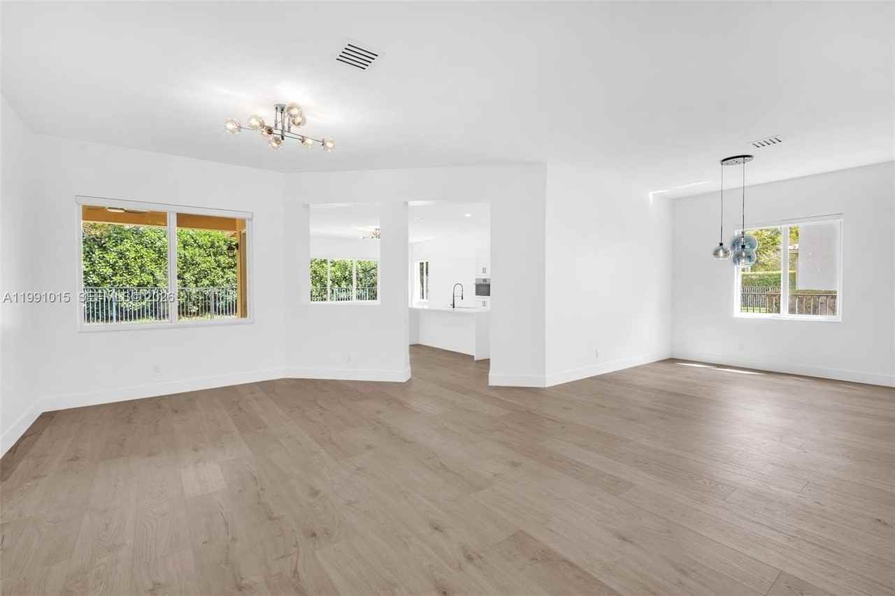 19381 Stonebrook St - Photo 5 of 50