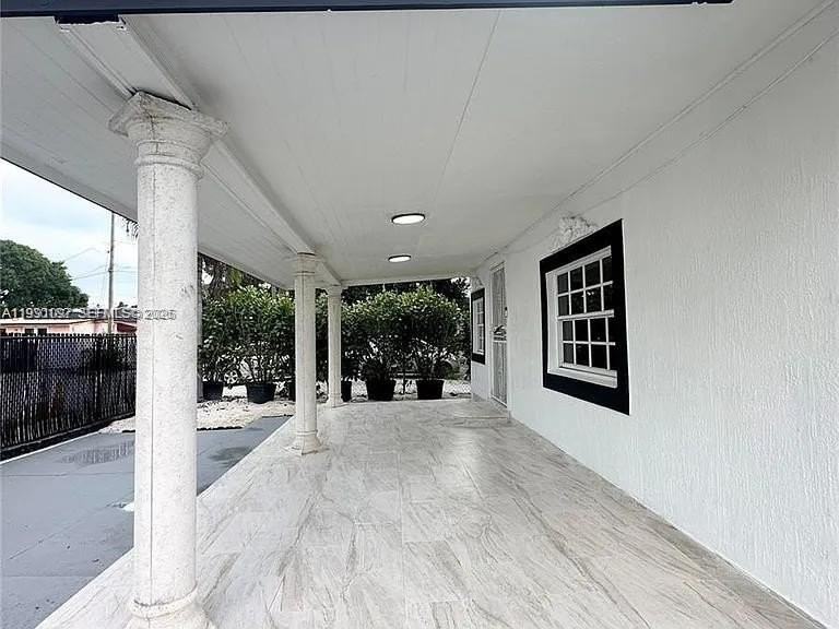 248 Sw 18th Ct - Photo 2 of 11