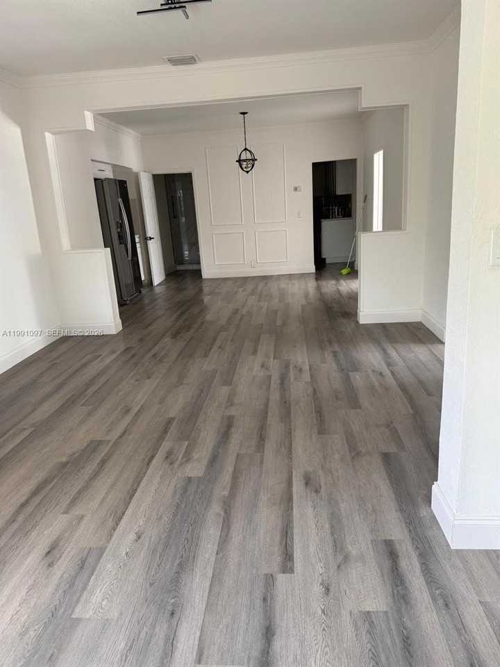 248 Sw 18th Ct - Photo 4 of 11