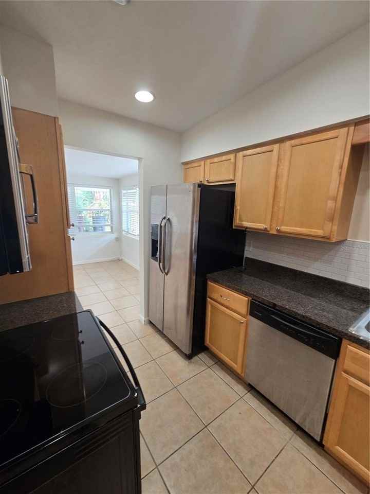 1500 Roscomare Ave - Photo 7 of 23