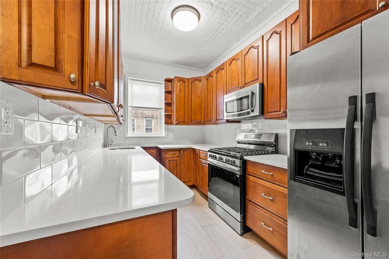 963 Utica Ave - Photo 3 of 15