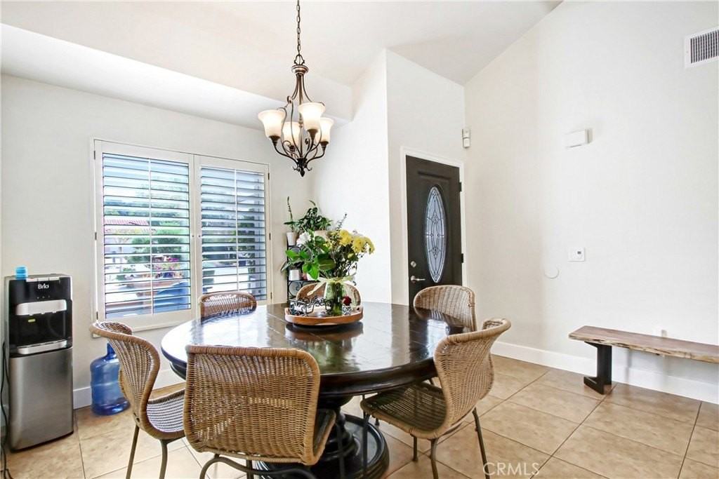 6710 Pilgrims Ct - Photo 4 of 25