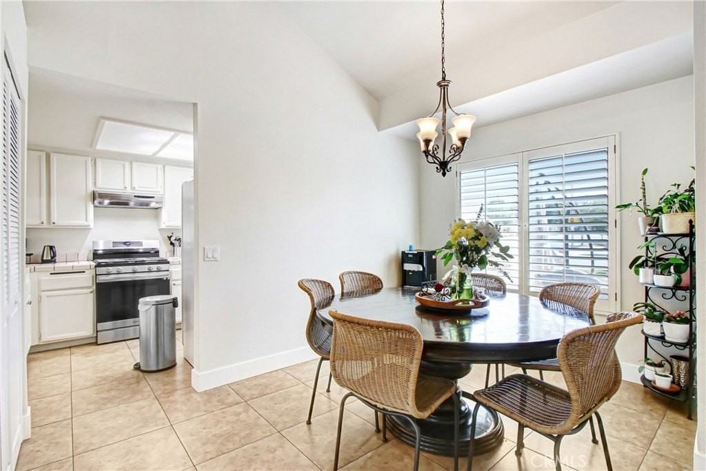 6710 Pilgrims Ct - Photo 5 of 25