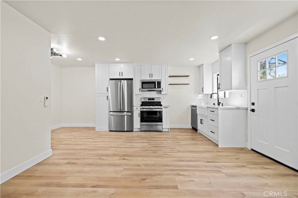 21209 De La Guerra St - Photo 7 of 24