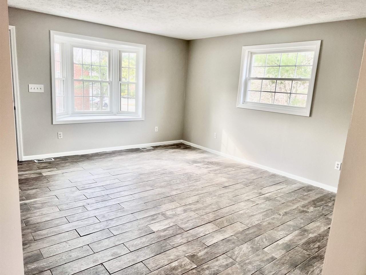 83 Derryfield Ct - Photo 2 of 25