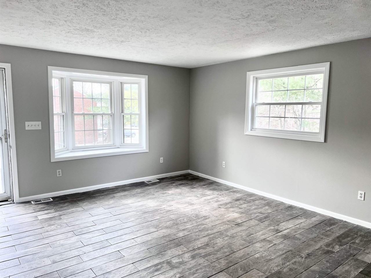 83 Derryfield Ct - Photo 3 of 25