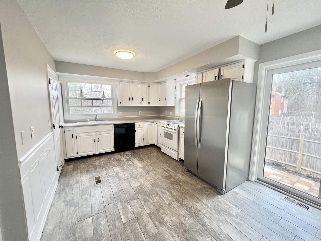 83 Derryfield Ct - Photo 4 of 25